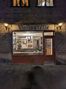 Företagsnamnet är Stråkton Violinatelje
